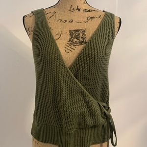 Adorable top.😊 green- great w/ pair of jeans